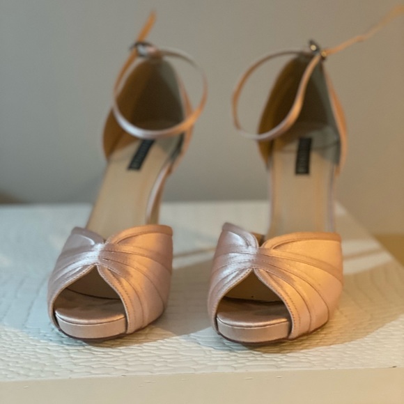 Gorgeous pale pink satin peep toe heel size 9 - Picture 1 of 7